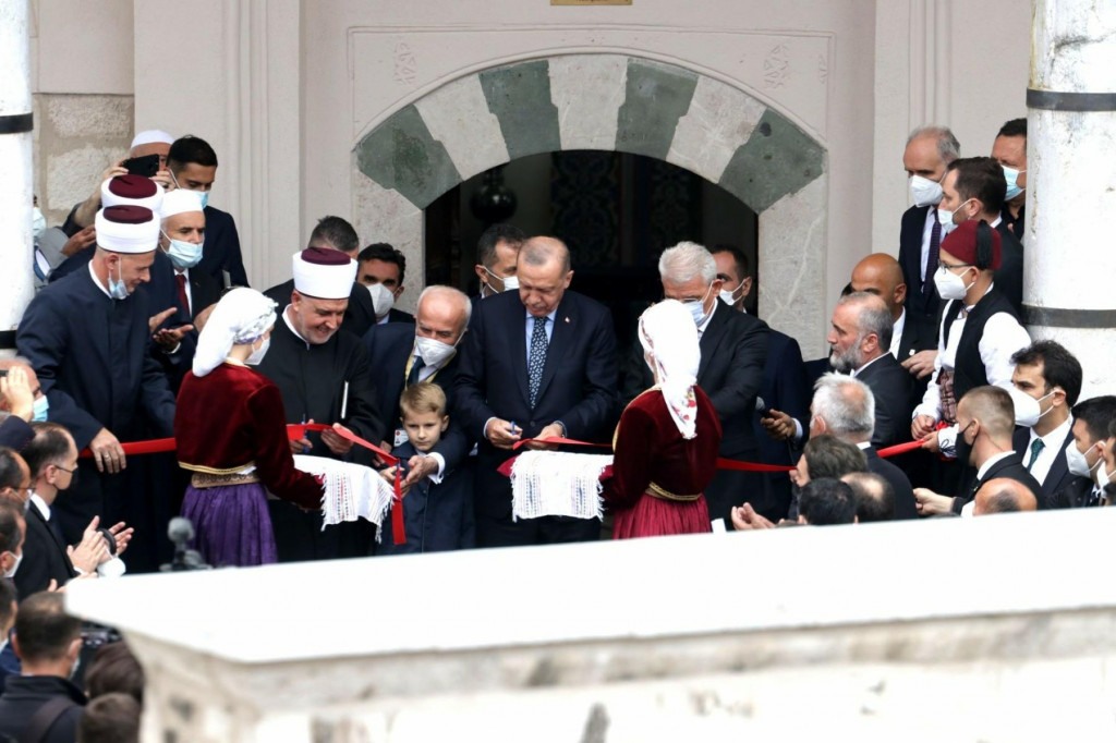 &lt;p&gt;Predsjednik Republike Turske Recep Tayyip Erdogan danas je svečano otvorio džamiju imama Havadže Duraka, poznatu kao Baščaršijska džamija, koju je restaurirala Generalna direkcija vakufa Republike Turske. Foto FENA/Harun Muminović&lt;/p&gt;

