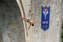 &lt;p&gt;Australka Rhiannan Iffland i Englez Gary Hunt, koji ove godine nastupa pod francuskom zastavom, pobjednici su mostarskog natjecanja svjetskog prvenstva Red Bull Cliff Diving. Mostar je protekla tri dana bio domaćin najboljim svjetskim visinskim skakačima, a spektakularno natjecanje završeno je u subotu finalnom serijom skokova nakon koje su se Iffland i Hunt pokazali najkonstantnijim. (Foto FENA/Emanuel Soca)&lt;/p&gt;
