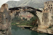 &lt;p&gt;Stari most u Mostaru tijekom rata&lt;/p&gt;
