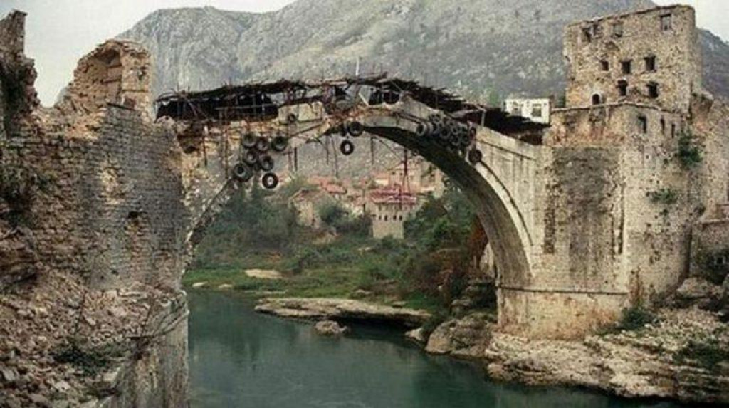 &lt;p&gt;Stari most u Mostaru tijekom rata&lt;/p&gt;
