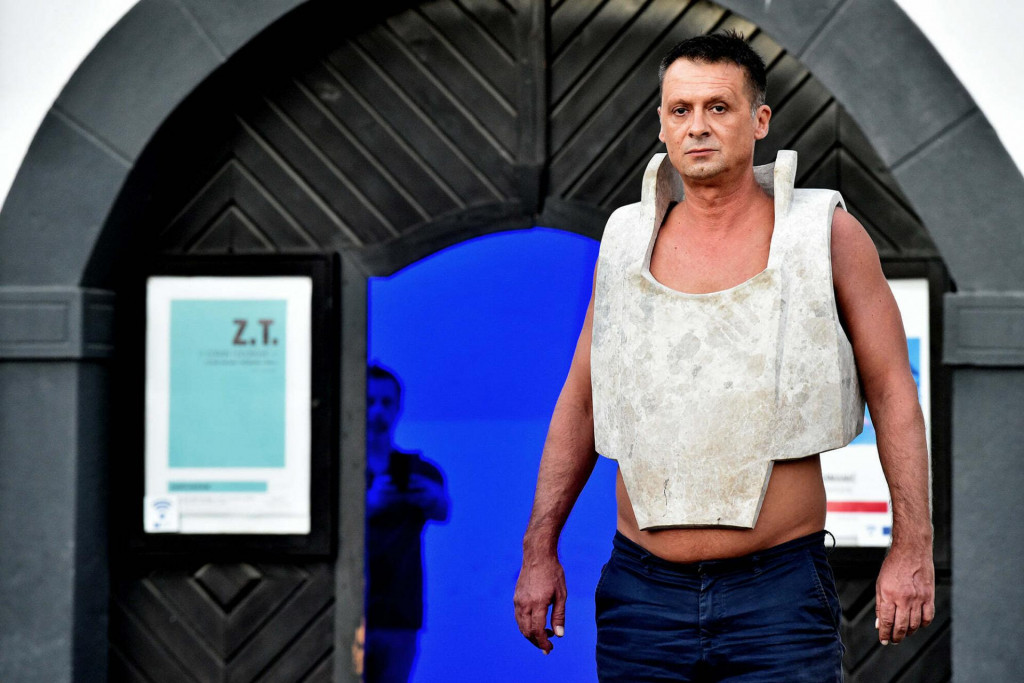 &lt;p&gt;Dalibor Nikolić, performas ”Kameni prsluk”&lt;/p&gt;
