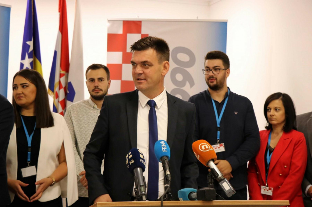 &lt;p&gt;Ilija Cvitanović ponovno je izabran na čelo HDZ-a 1990 na VI. izbornom Saboru te stranke&lt;/p&gt;
