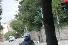 &lt;p&gt;Fotka tipa iz Dalmacije koji čeka zeleno na semaforu nasmijala Fejs&lt;/p&gt;
