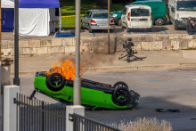 &lt;p&gt;18.10.2021., Pula - Filmska scena ispred Arene u kojoj se zeleni automobil prevrce i zapali. Danas i sutra se u gradu Puli održava snimanje kriminalističke serije ”Ze network”&lt;/p&gt;
