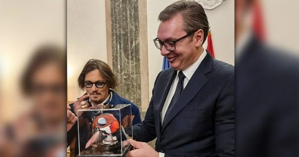 &lt;p&gt;Kakvu je to točno figuricu Vučić dobio od Johnnyja Deppa?&lt;/p&gt;
