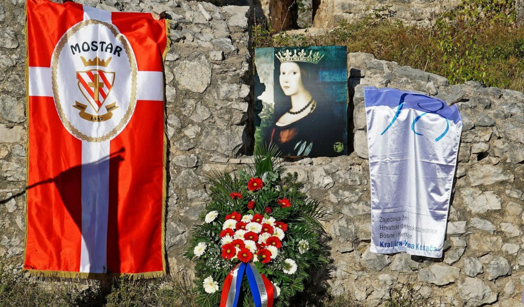 &lt;p&gt;BLAGAJ, 25. listopada - Polaganjem vijenca i paljenjem svijeća u ponedjeljak je na tvrđavi hercega Stjepana Kosače (Stjepan grad) u Blagaju obilježena 543. godišnjica smrti kraljice Katarine Kosače-Kotromanić.&lt;/p&gt;
