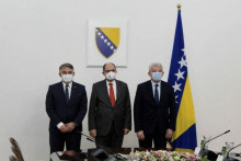 &lt;p&gt;Schmidt s bošnjačkim članovima Predsjedništva BiH, Džaferovićem i Komšićem&lt;/p&gt;
