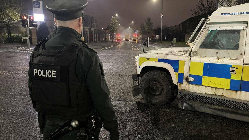 &lt;p&gt;Sjeverna Irska: Naoružani muškarci oteli i zapalili autobus&lt;/p&gt;
