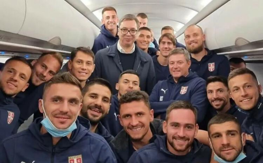 &lt;p&gt;Aleksandar Vučić s nogometašima Srbije&lt;/p&gt;
