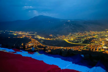 &lt;p&gt;Vatromet i bakljada iznad Mostara za 30. rođendan HZ Herceg-Bosne&lt;/p&gt;
