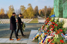 &lt;p&gt;Federalni zastupnici Boban i Čengić odali počast žrtvama u Vukovaru&lt;/p&gt;
