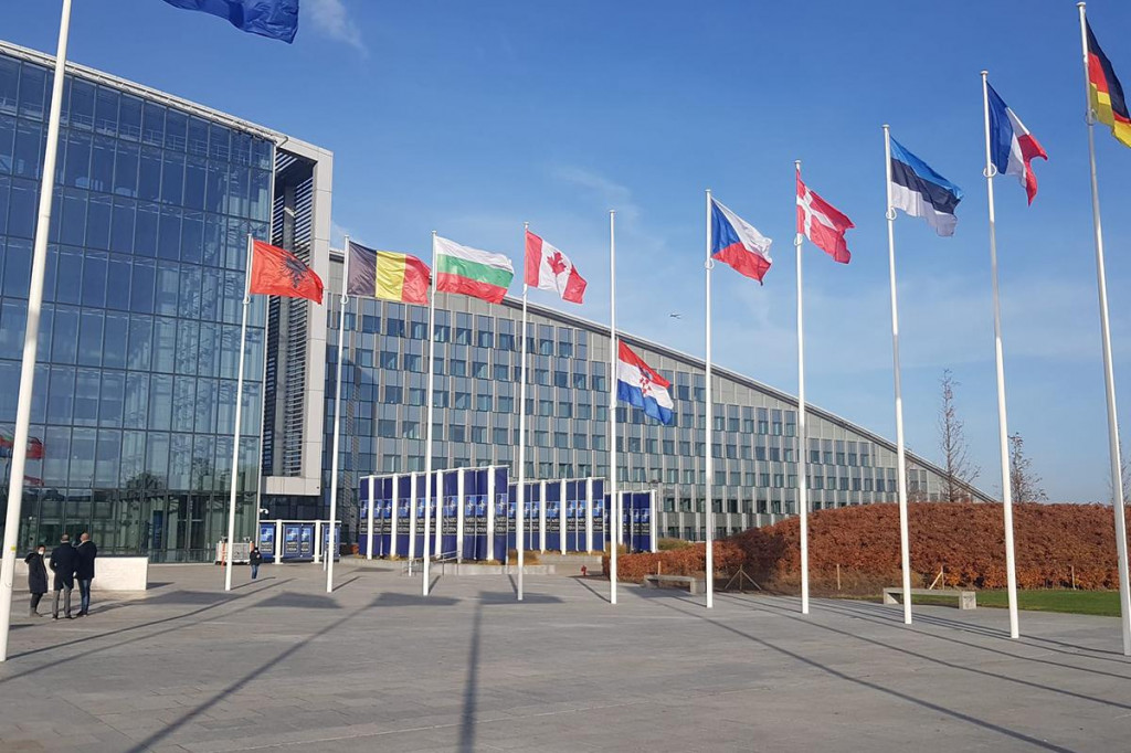 &lt;p&gt;Ispred sjedišta NATO-a u Bruxellesu hrvatska zastava spuštena je na pola koplja čime je odana počast svim žrtvama Vukovara i Škabrnje&lt;/p&gt;
