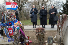 &lt;p&gt;Veliki broj ljudi poceo je dolaziti u Vukovar i na 30. godisnjicu odati pocast vukovarskim zrtvama. Tako su i ove casne sestre dosle izmoliti krunicu na mjestu masovne grobnice na Ovcari&lt;/p&gt;
