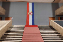 &lt;p&gt;Zastava hrvatskog naroda u BiH u Hrvatskom domu herceg Stjepan Kosača u Mostaru&lt;/p&gt;
