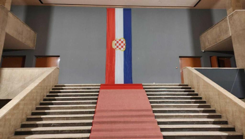 &lt;p&gt;Zastava hrvatskog naroda u BiH u Hrvatskom domu herceg Stjepan Kosača u Mostaru&lt;/p&gt;
