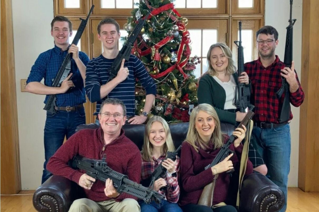 &lt;p&gt;Kongresmen objavio fotografiju obitelji s oružjem, nedugo nakon masakra u Michiganu&lt;/p&gt;
