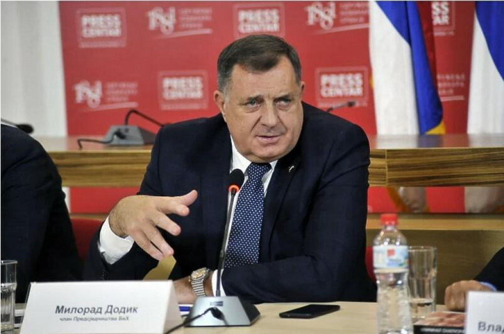 &lt;p&gt;Dodik na tribini u Beogradu&lt;/p&gt;
