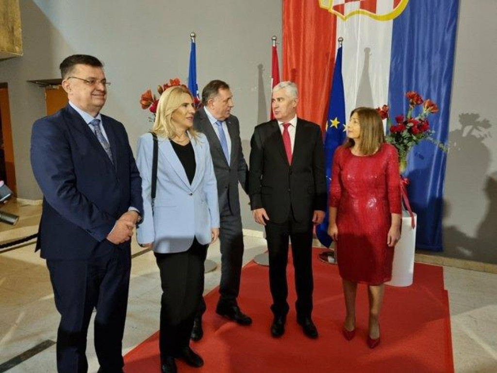 &lt;p&gt;Cvijanović, Dodik i Tegeltija na božićnom prijemu u Mostaru&lt;/p&gt;
