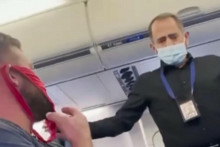 &lt;p&gt;Izbacili putnika iz aviona kad su vidjeli što je stavio na lice umjesto maske&lt;/p&gt;
