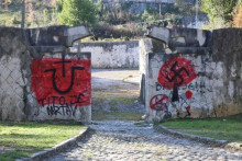 &lt;p&gt;Oskvrnuto Partizansko groblje u Mostaru&lt;/p&gt;
