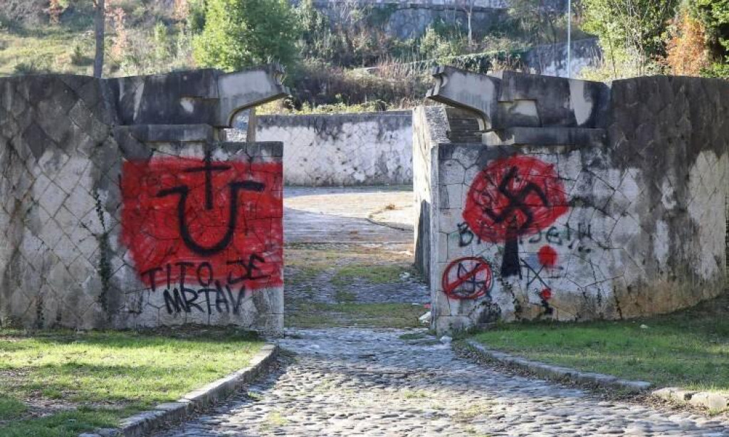 &lt;p&gt;Oskvrnuto Partizansko groblje u Mostaru&lt;/p&gt;
