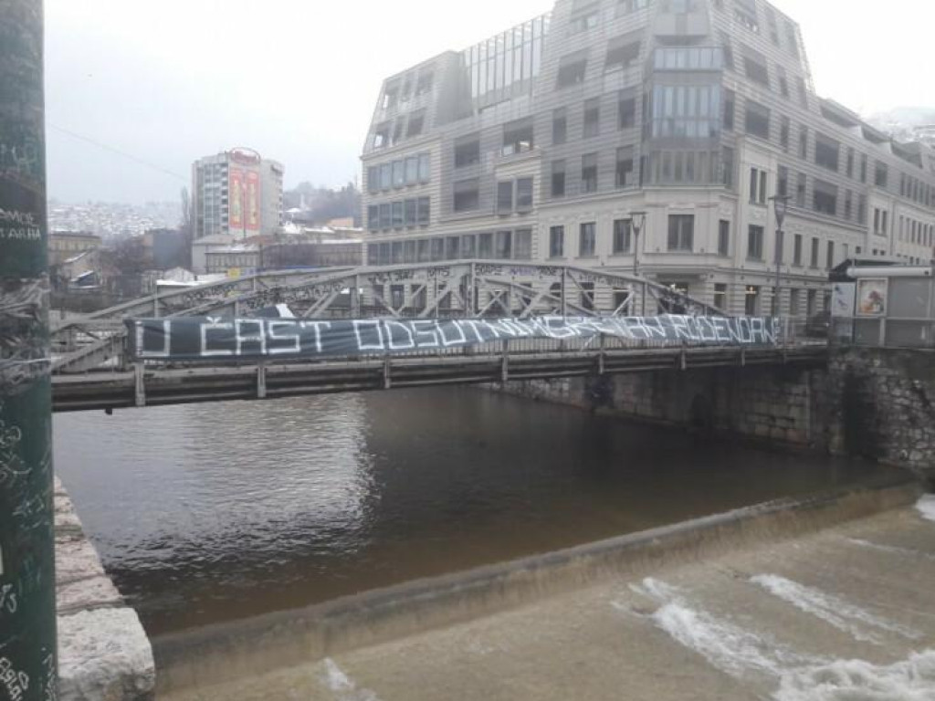 &lt;p&gt;U Sarajevu osvanuo transparent&lt;/p&gt;
