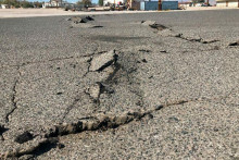 &lt;p&gt;Popucao asfalt nakon potresa&lt;/p&gt;
