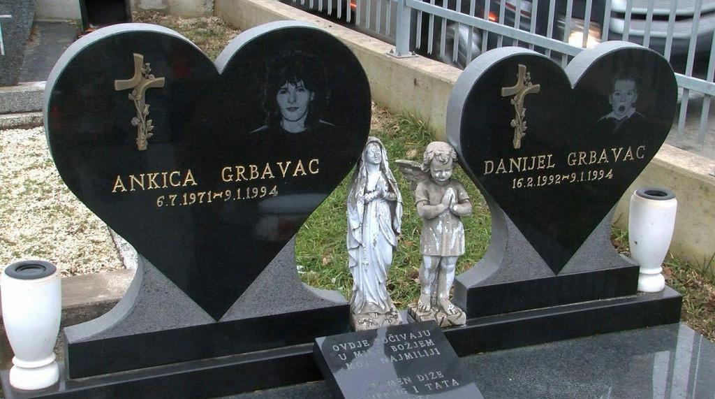 &lt;p&gt;VITEZ, 9. siječnja (FENA) - U napadu Armije i MUP-a BiH 9. siječnja 1994. godine u zaseoku Buhine Kuće kod Viteza, Antun Grbavac izgubio je ženu, a njegov 2-godišnji sin Danijel ubijen je u njegovom naručju.&lt;br /&gt;
(Foto FENA/Duško Pucar)&lt;/p&gt;
