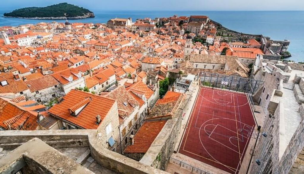 &lt;p&gt;Košarkaško igralište u Dubrovniku&lt;/p&gt;
