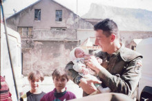 &lt;p&gt;Španjolski vojnik traži djecu iz Mostara s kojom se slikao tijekom rata&lt;/p&gt;
