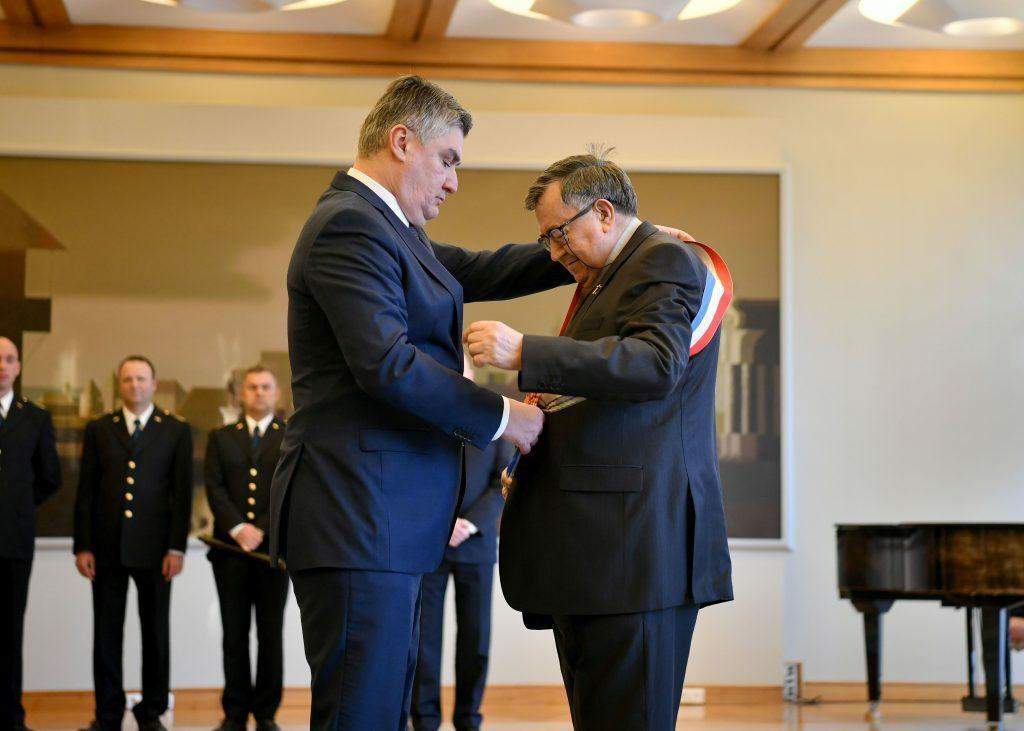 &lt;p&gt;Predsjednik Milanović odlikovao kardinala Puljića Veleredom kralja Dmitra Zvonimira s lentom i Danicom&lt;/p&gt;
