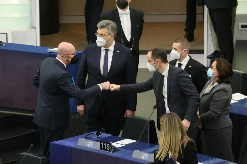 &lt;p&gt;Strasbourg, 17.1.2022.- Europski parlament je u ponedjeljak, na početku prve plenarne sjednice ove godine, odao počast svom pokojnom predsjedniku Davidu Sassoliju koji je preminuo pro�log tjedna. Na slici Charles Michel, Andrej Plenković i An�e Logar.&lt;br /&gt;
foto HINA/ European Union 2022/ EP/ Alain ROLLAND/ ua&lt;/p&gt;
