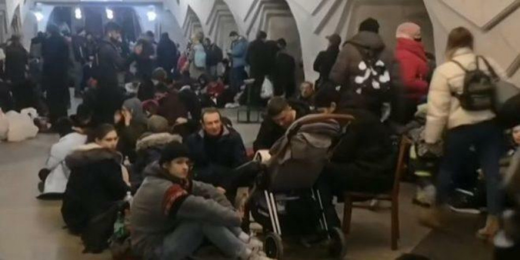 &lt;p&gt;Kijevljani se sklanjaju u metrou&lt;/p&gt;

