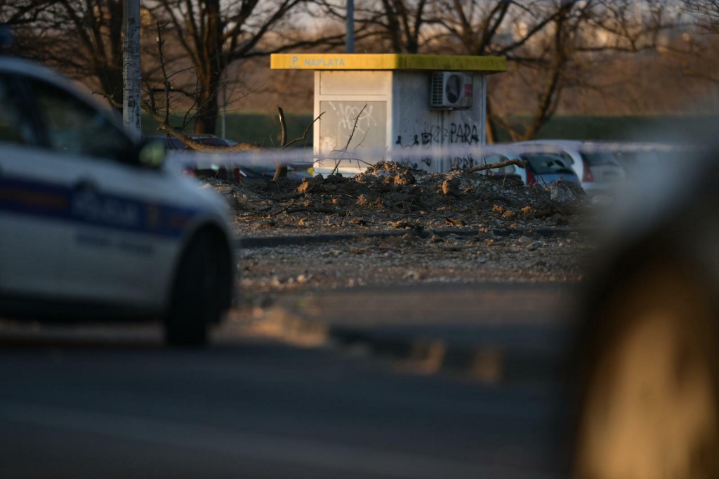 &lt;p&gt;11.03.2022., Zagreb - Policija provodi ocevid nakon pada objekta iz zraka na Jaraunu, a policija je potvrdila da je pronadjen krater te dva padobrana. Policijski sluzbenici osigurali su uzu i siru zonu mjesta dogadjaja gdje se obavlja ocevid uz sudjelovanje svih nadleznih sluzbi.&lt;/p&gt;
