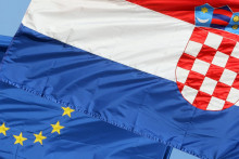 &lt;p&gt;Zastave Republike Hrvatske i Europske Unije na zgradi Vlade u Zagrebu.&lt;/p&gt;
