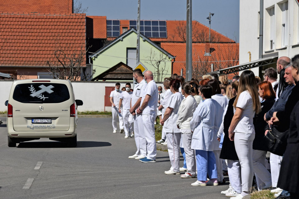&lt;p&gt;Vukovar, 24.03.2022. - Posljednji ispraćaj Vesne Bosanac, ratne i dugogodišnje poslijeratne ravnateljice vukovarske bolnice krenuo je iz Nacionalne memorijalne bolnice Vukovar, gdje su je iz dvorišta u tišini ispratili djelatnici bolnice, njezini dugogodišnji suradnici i prijatelji. foto HINA/ ml&lt;/p&gt;
