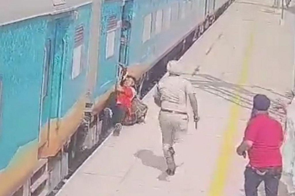 &lt;p&gt;Policajac spasio putnika kojeg je vukao vlak&lt;/p&gt;
