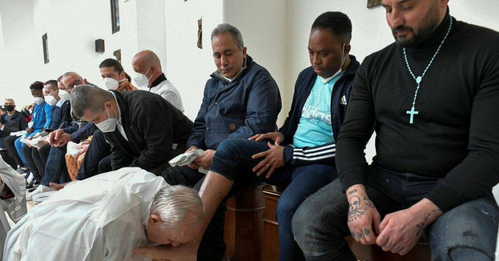 &lt;p&gt;Papa Franjo prao je noge zatvorenicima&lt;/p&gt;
