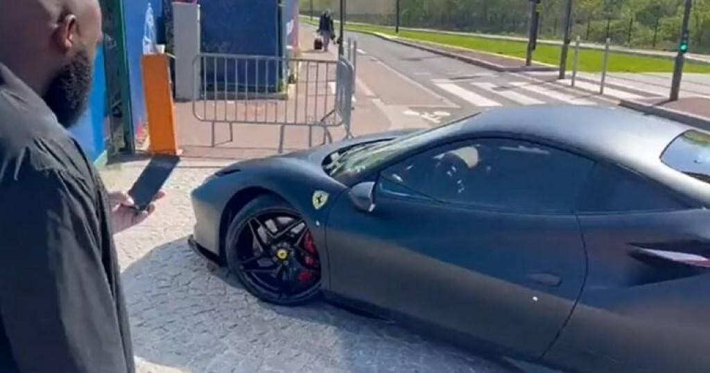 &lt;p&gt;Kurzawa u Ferrariju ispred ulaza&lt;/p&gt;

