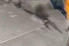&lt;p&gt;Objavljena uznemirujuća snimka: Žena u Harkivu šeta ulicom dok oko nje padaju granate&lt;/p&gt;
