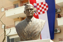 &lt;p&gt;Sinj, 3.5.2022.- U Sinju je danas svečano otkriven portretni spomenik ratnom ministru obrane Gojku �u�ku na trgu koji nosi njegovo ime, a u povodu dvadesetčetvrte godi�njice njegove smrti.&lt;br /&gt;
foto HINA/ Josip Grčić/ ua&lt;/p&gt;
