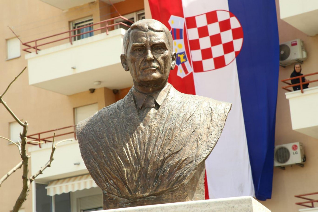 &lt;p&gt;Sinj, 3.5.2022.- U Sinju je danas svečano otkriven portretni spomenik ratnom ministru obrane Gojku �u�ku na trgu koji nosi njegovo ime, a u povodu dvadesetčetvrte godi�njice njegove smrti.&lt;br /&gt;
foto HINA/ Josip Grčić/ ua&lt;/p&gt;
