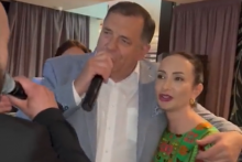 &lt;p&gt;Dodik pjeva u društvu kćeri Gorice&lt;/p&gt;
