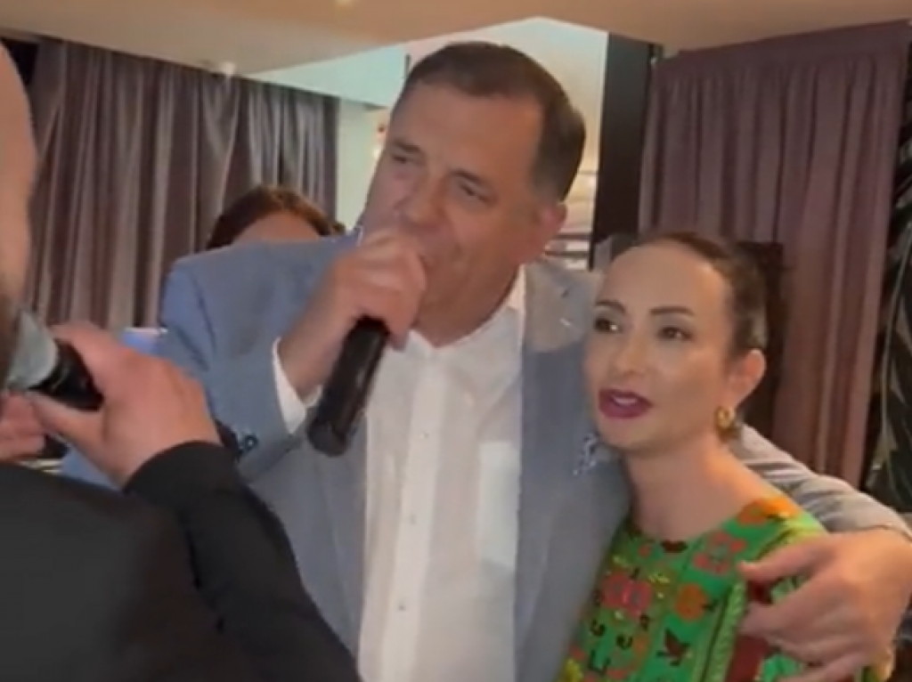 &lt;p&gt;Dodik pjeva u društvu kćeri Gorice&lt;/p&gt;
