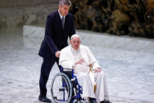 &lt;p&gt;Papa Franjo danas se prvi put u javnosti pojavio u invalidskim kolicima zbog bolnog koljena.&lt;br /&gt;
 &lt;/p&gt;
