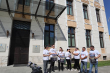 &lt;p&gt;Aktivisti donijeli smeće ispred Gradske vijećnice u Mostaru: Tražimo zatvaranje deponije Uborak&lt;/p&gt;
