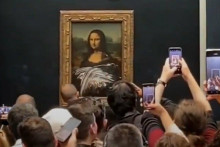 &lt;p&gt;Incident u muzeju Louvre: Prerušio se u ženu s invaliditetom i bacio komad torte na Mona Lisu&lt;/p&gt;
