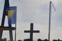 &lt;p&gt;Radikali uspjeli iz drugog pokušaja: Zastava Hrvata u BiH skinuta s katoličkog groblja u Jelahu&lt;/p&gt;

