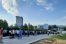 &lt;p&gt;Radnici Fiata u Srbiji zatvorili sve ulaze u tvornicu: Oko 1.500 zaposlenih proglašeno viškom&lt;/p&gt;

