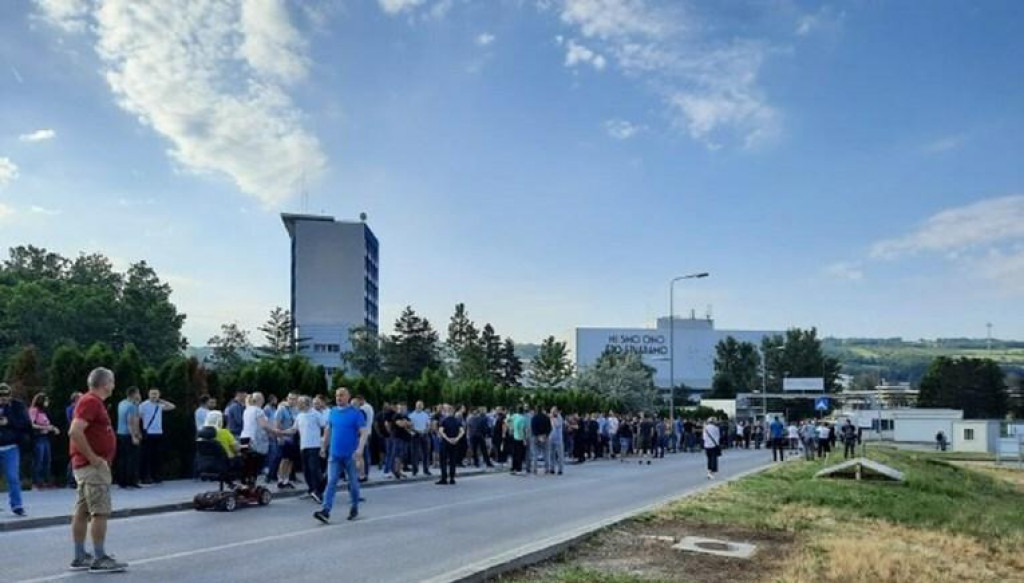 &lt;p&gt;Radnici Fiata u Srbiji zatvorili sve ulaze u tvornicu: Oko 1.500 zaposlenih proglašeno viškom&lt;/p&gt;
